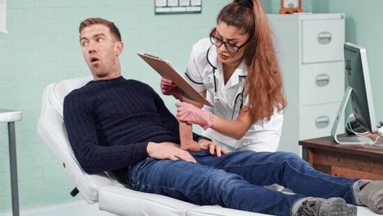 Медсестра пробует взять его огромный член в глотку