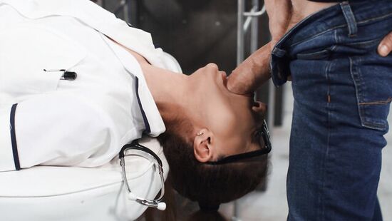 Медсестра пробует взять его огромный член в глотку