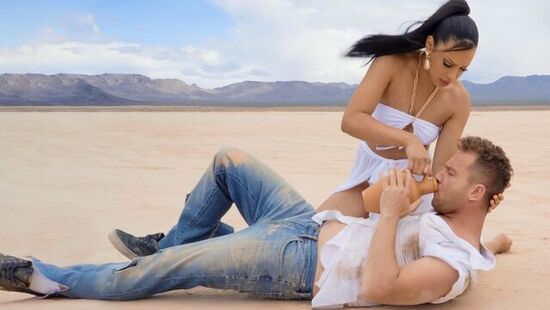 Красотка спасла ебаря в пустыне и привезла домой ради ебли