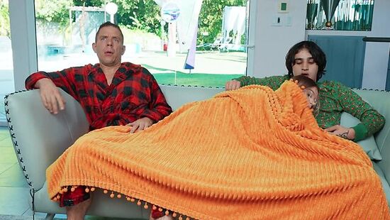 Molly Little - отсосала брату и трахнулась с отцом