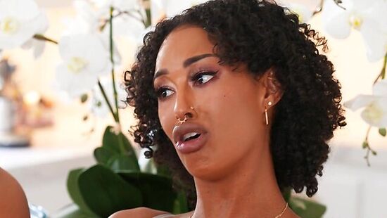 Жена с подругой занимаются лесби трахом за спиной мужа