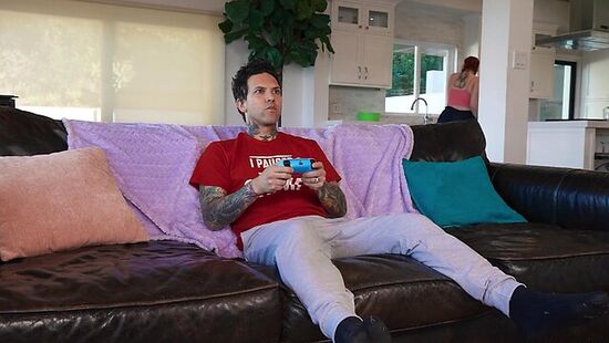 Жесткий секс с двумя милфами и накачанным парнем