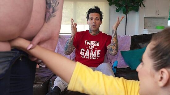 Жесткий секс с двумя милфами и накачанным парнем