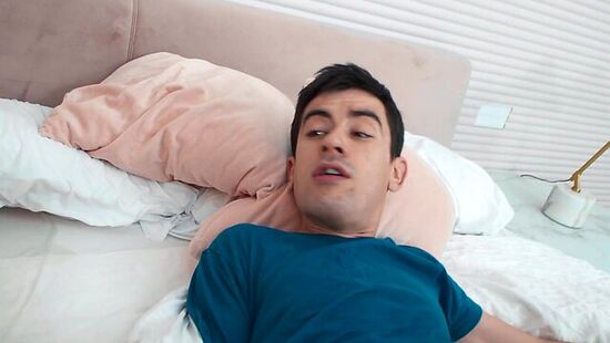 Две толстые милфы трахают своего юного пасынка