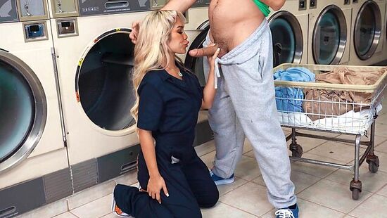 Блондинка уборщица обслуживает двух клиентом своей жопой