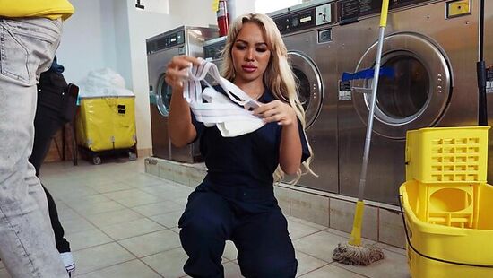 Блондинка уборщица обслуживает двух клиентом своей жопой