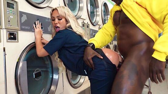 Блондинка уборщица обслуживает двух клиентом своей жопой