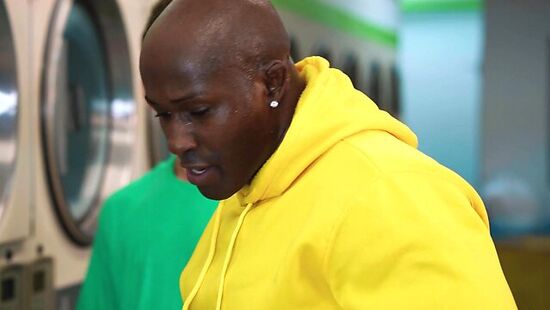 Блондинка уборщица обслуживает двух клиентом своей жопой