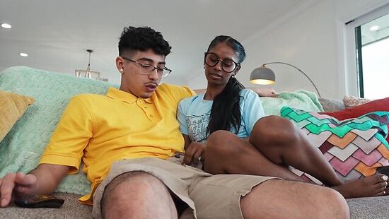 Brazzers - Вместе своей девушки парень решил присунуть её сестре