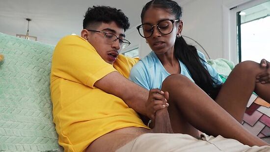 Brazzers - Вместе своей девушки парень решил присунуть её сестре