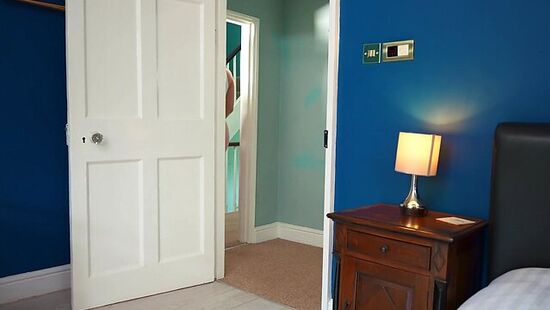 Выебал молодую соседку и кончил ей на лицо