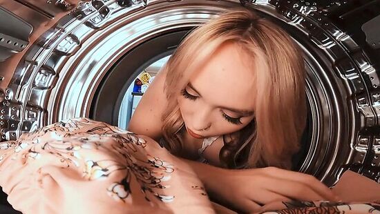 Парень трахает мамку своей девушки застрявшую в стиралке