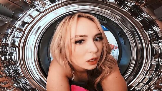 Парень трахает мамку своей девушки застрявшую в стиралке