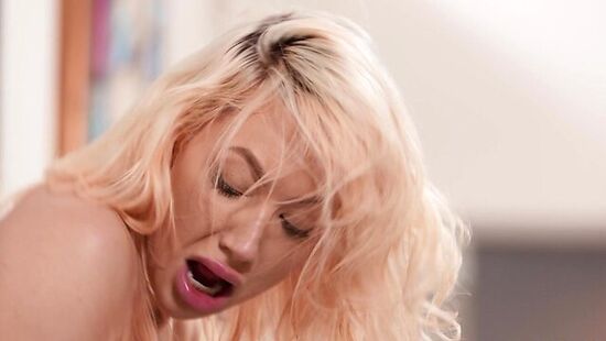 Отчим трахнул падчерицу и кончил на её лицо