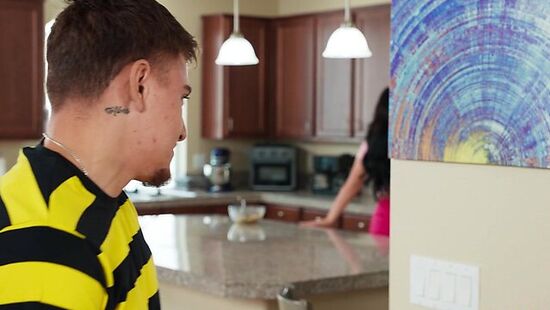 Пасынок ебет свою мачеху в жопу, за спиной отца