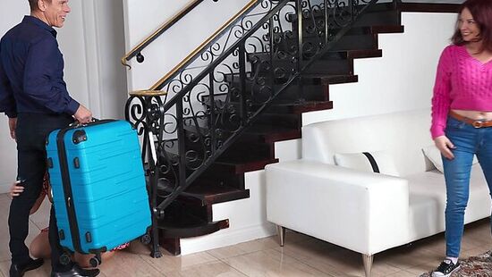 Муж изменяет жене и ебет её сестру за спиной