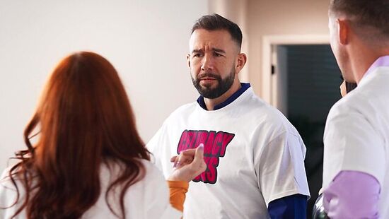 Шлюха в латексе получает куни от накачанного любовника