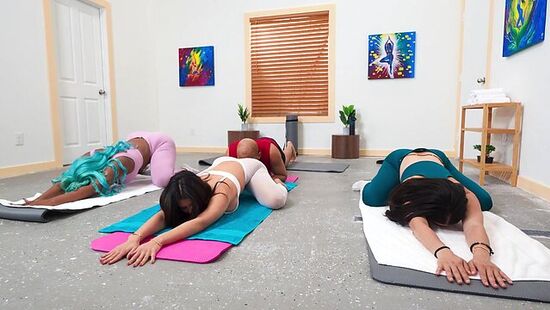 Негр трахает красотку во время йоги