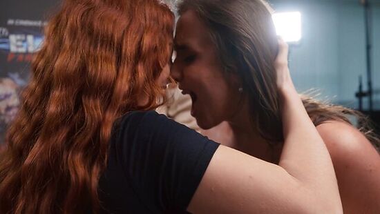 Интервью с ведещим закончилось оргией