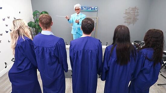 Студенты устроили оргию в студии звукозаписи