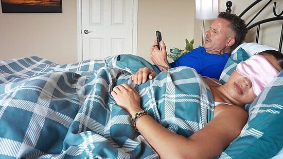 Мужик изменяет жене вместе с её подругами лесбиянками