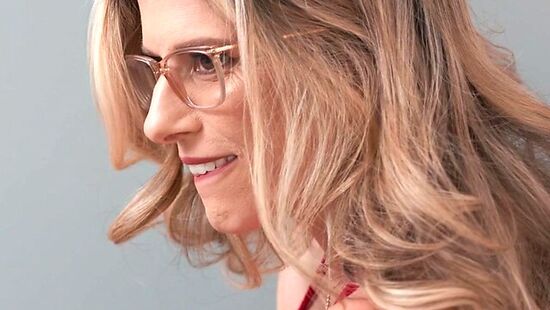 Brazzers - порно в офисе с начальницей