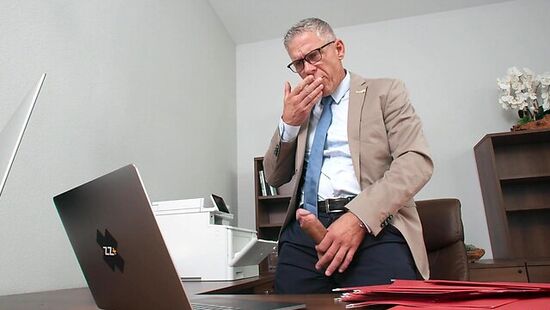 Brazzers - порно в офисе с начальницей