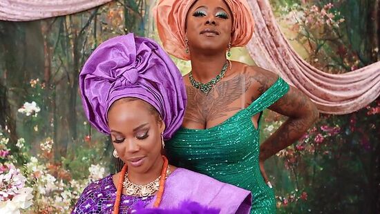 Жена вместе с дочкой ебется с молодым белым фотографом