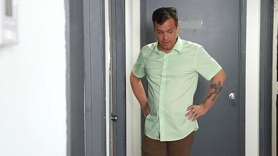 Муж и не подозревал, что его жену дерут раком два соседа