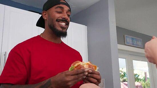 Две пышногрудые шлюхи получает трах от негра