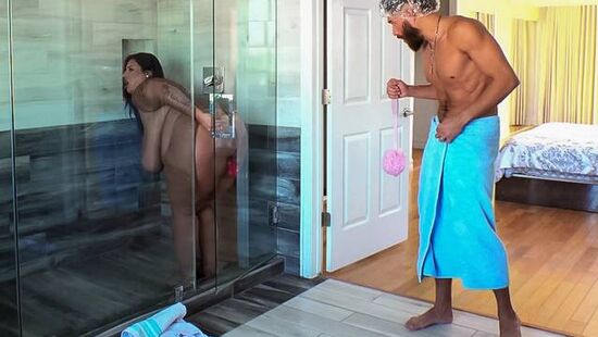 Brazzers - толстая брюнетка трахается в душе с бородачом