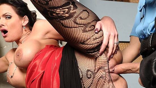 Тюремный охранник трахнул в тугую пизду грудастую брюнетку на столе