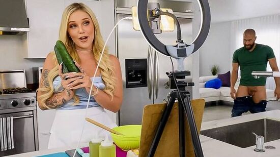 Мамка с большой жопой ебется стоя с пасынком у кухонного стола