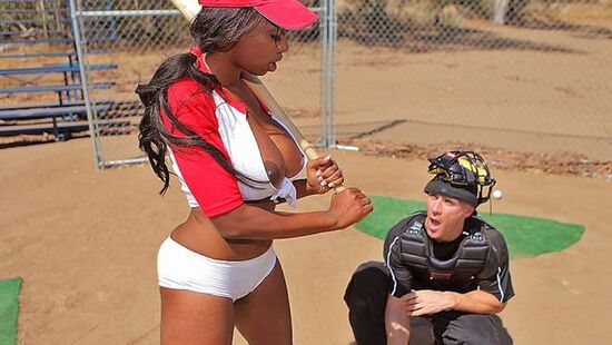 Тренер с большим членом помог темнокожей красотке получить самый яркий оргазм