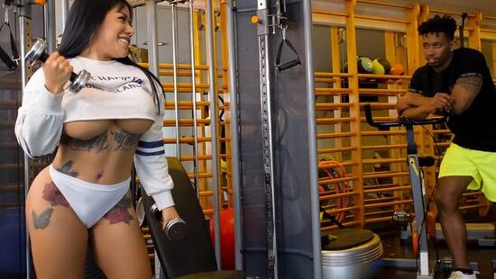 Брюнетка с большими сиськами не смогла отказаться от черного большого члена