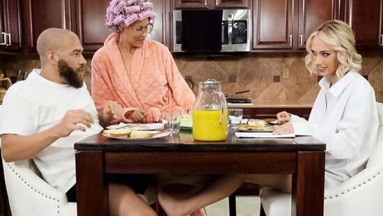 Молоденькая сводная сестра пробует член брата под столом