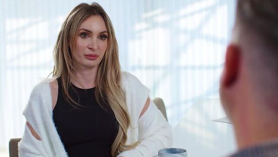 Жестко по имел свою подругу в жопу, за пиной у её отца