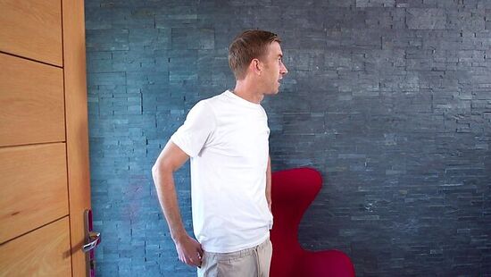 Жестко по имел свою подругу в жопу, за пиной у её отца