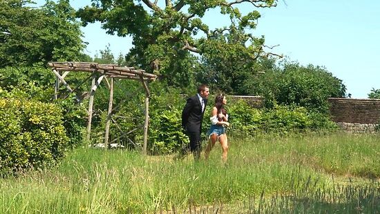 Парень трахнул молодую красотку на сеновале