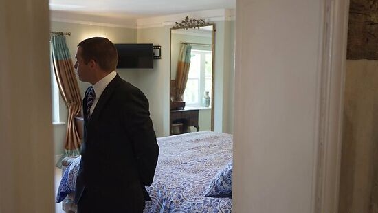 Парень трахнул молодую красотку на сеновале